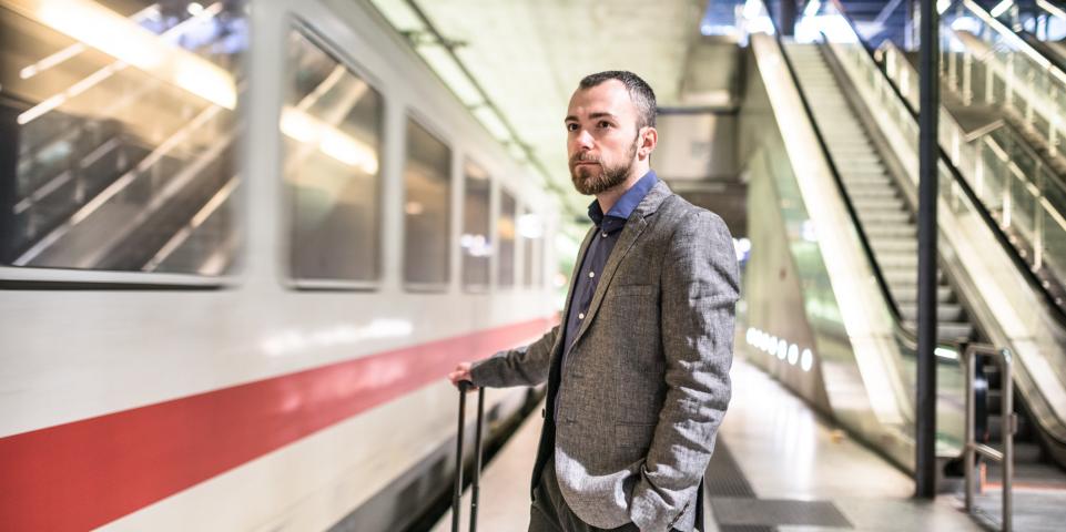 Business Voyage d'affaires homme train gare
