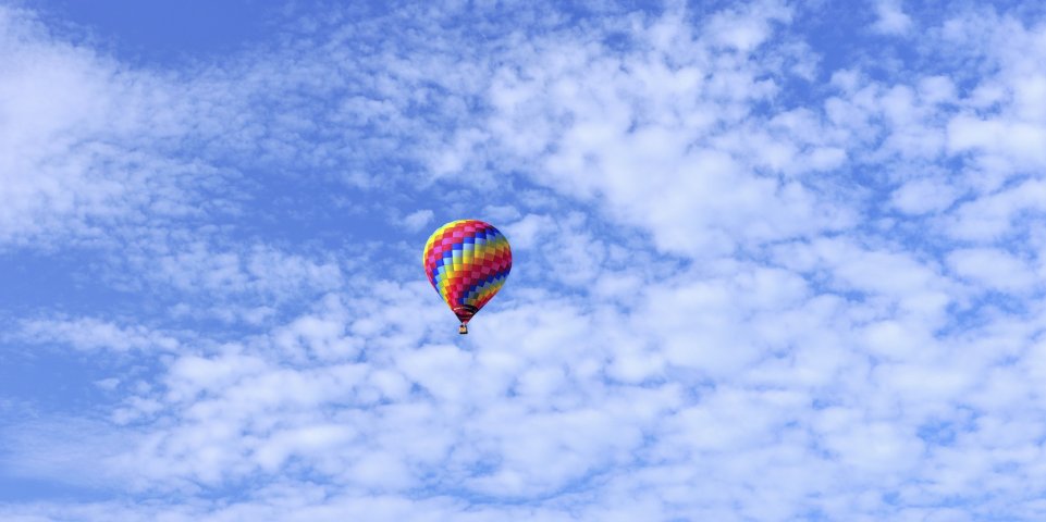 Montgolfière dans le ciel