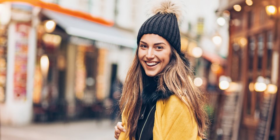 Jeune femme en ville à l'automne