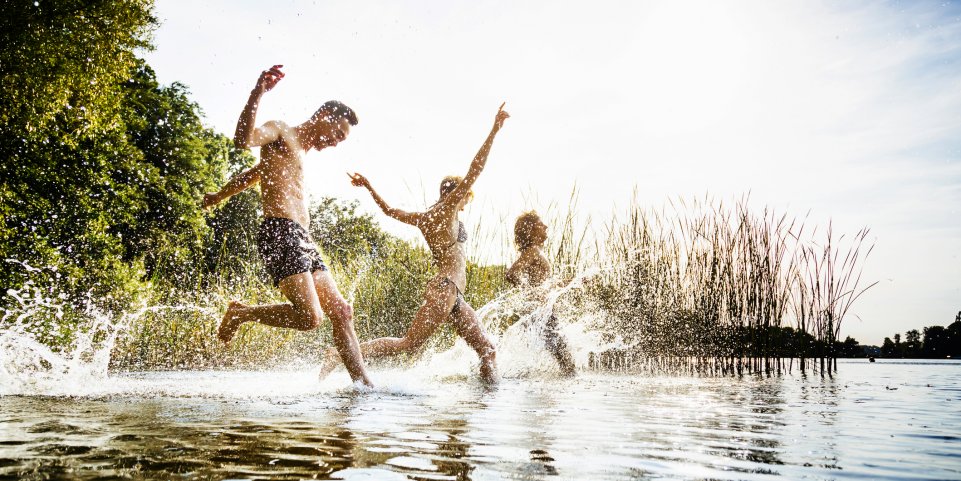 Une baignade entre amis
