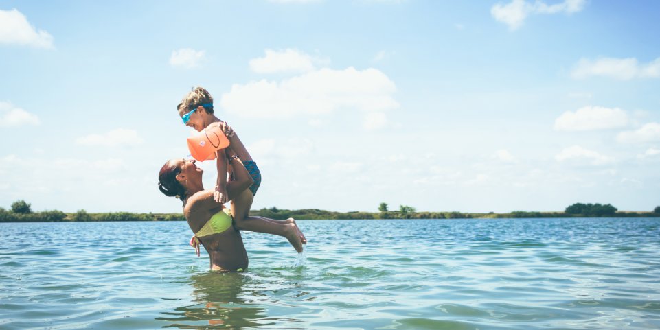 Une mère et son fils se baignent