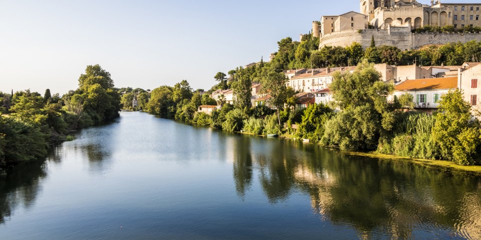 Vue sur la vallée de l'Orb à Béziers et la cathédrale Saint-Nazaire 