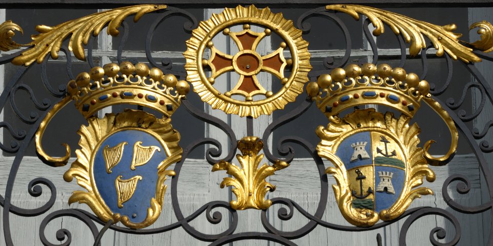 Emblèmes dont la croix occitane sur la façade du Capitole de Toulouse