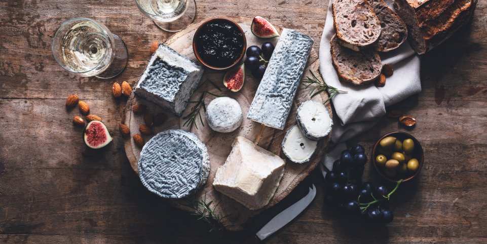 Un plateau avec plusieurs fromages de chèvre