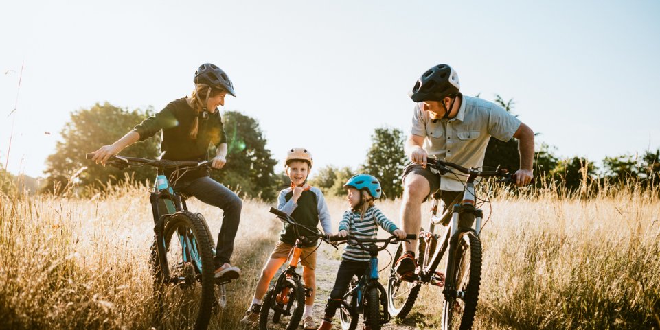 Famille à vélo dans la campagne