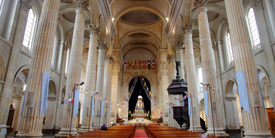 Intérieur de la Basilique Notre-Dame à Boulogne-sur-Mer