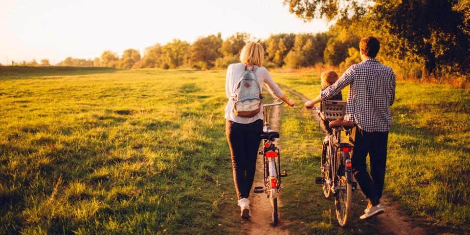 Une famille à vélo à la campagne