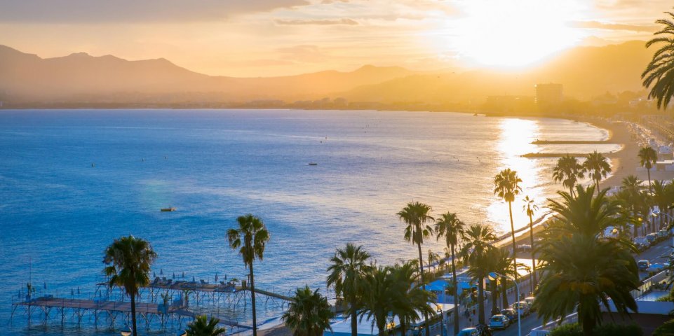 Plage de Cannes avec coucher de soleil