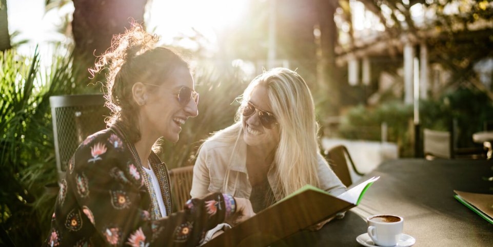 Femmes en terrasse