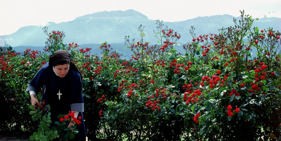 Religieuse dans un jardin de Voiron