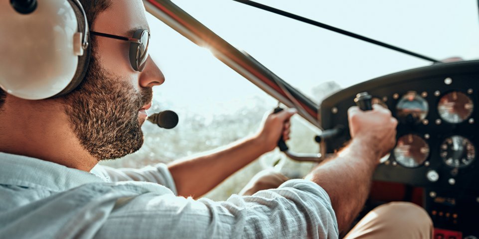 Un homme pilote un avion