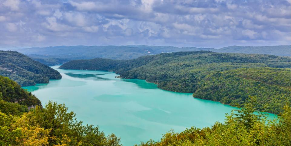 Le lac de Vouglans dans le Jura