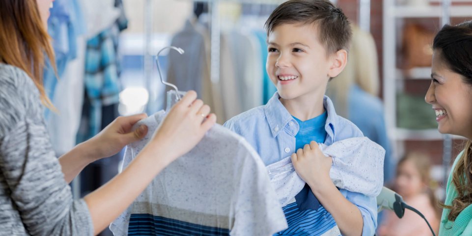 Un petit garçon fait du shopping avec sa maman