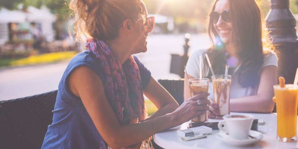 Copines en terrasse