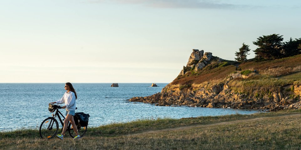 Une femme à vélo sur la Vélomaritime