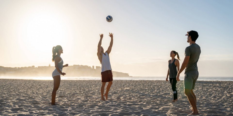 Des jeunes jouent au volley-ball