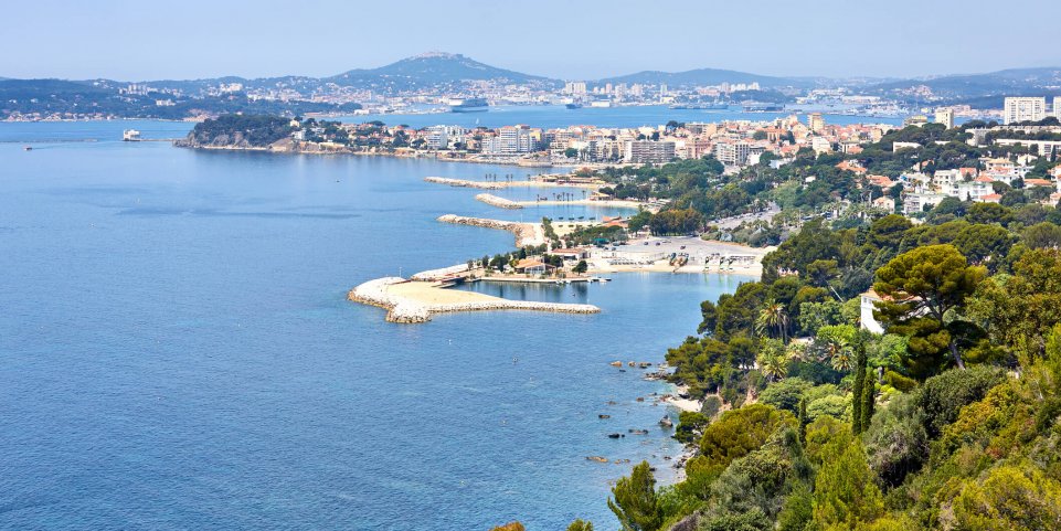 Une vue aérienne sur le port de Toulon et la Seyne-sur-Mer