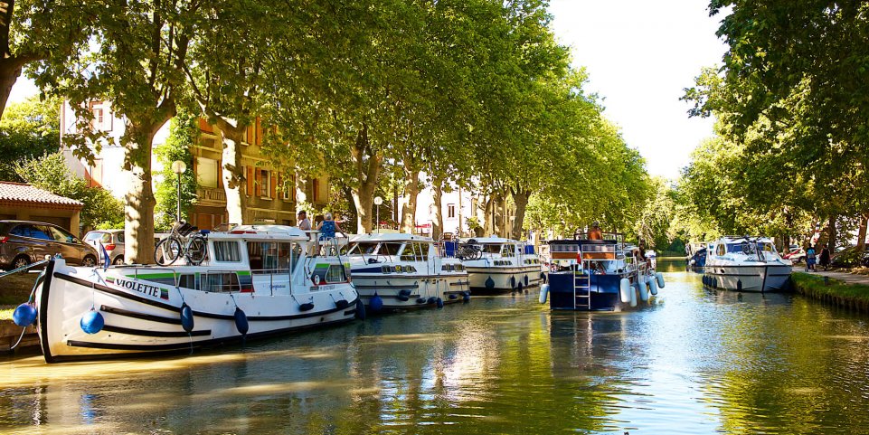 Le canal du Midi à Carcassonne bateau péniche