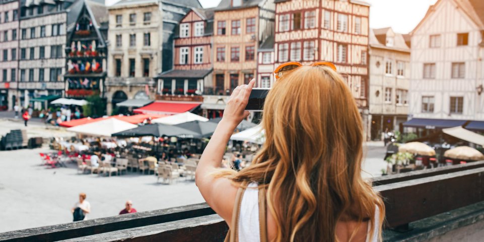 Une femme prend des photographies de Rouen