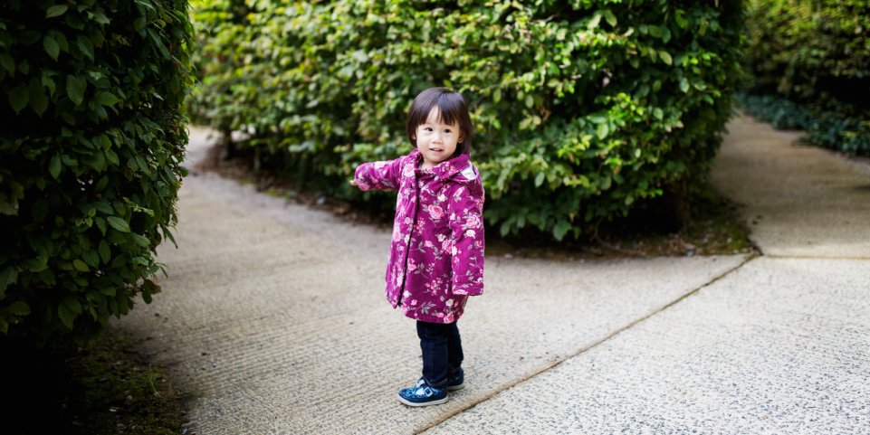 Petite fille à l'entrée d'un labyrinthe