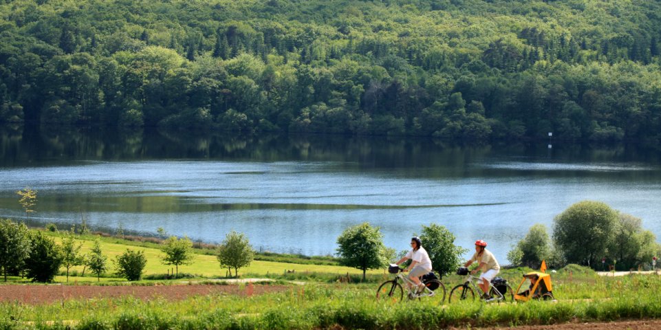 Vélo au bord du lac de Guerledan