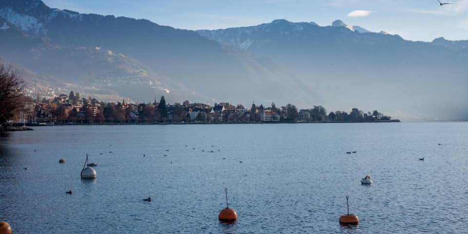 La plage d'Evian-les-Bains et le lac Léman