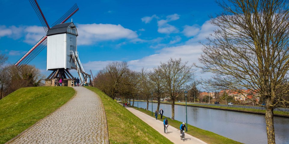Vélo le long d'un canal à Bruges