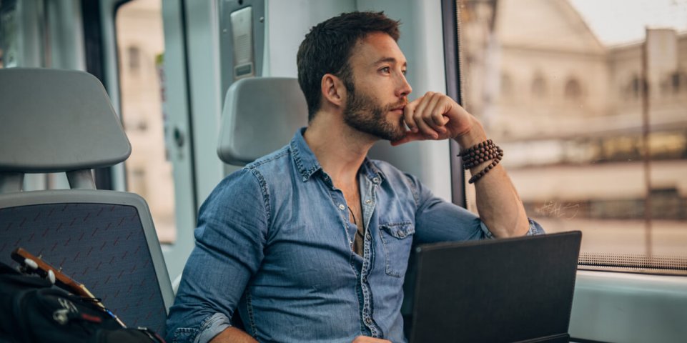 Homme travaillant dans le train