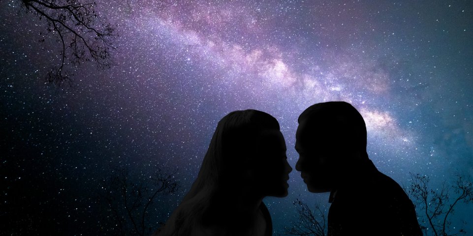 Un couple sous la Voie Lactée