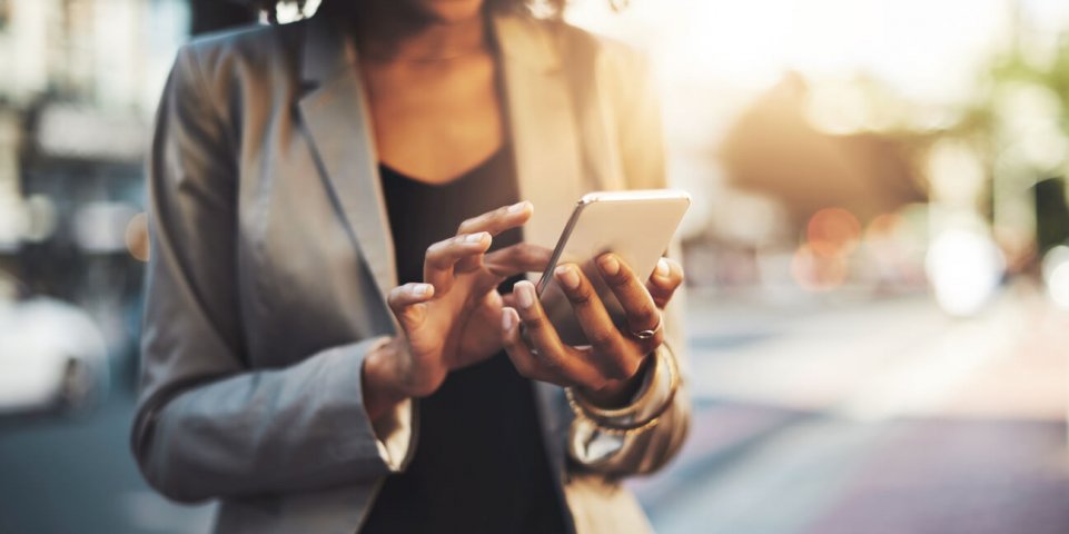 Jeune femme utilisant son smartphone