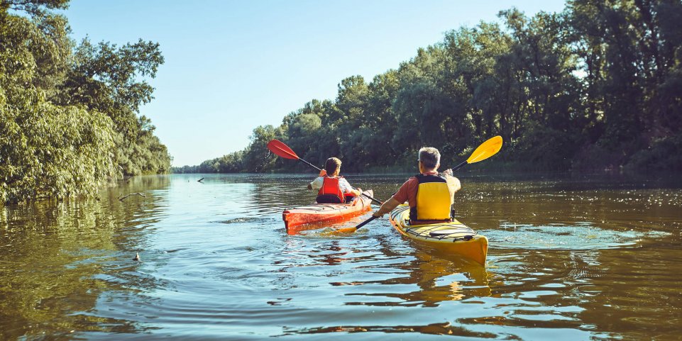 Père et fils faisant du kayak
