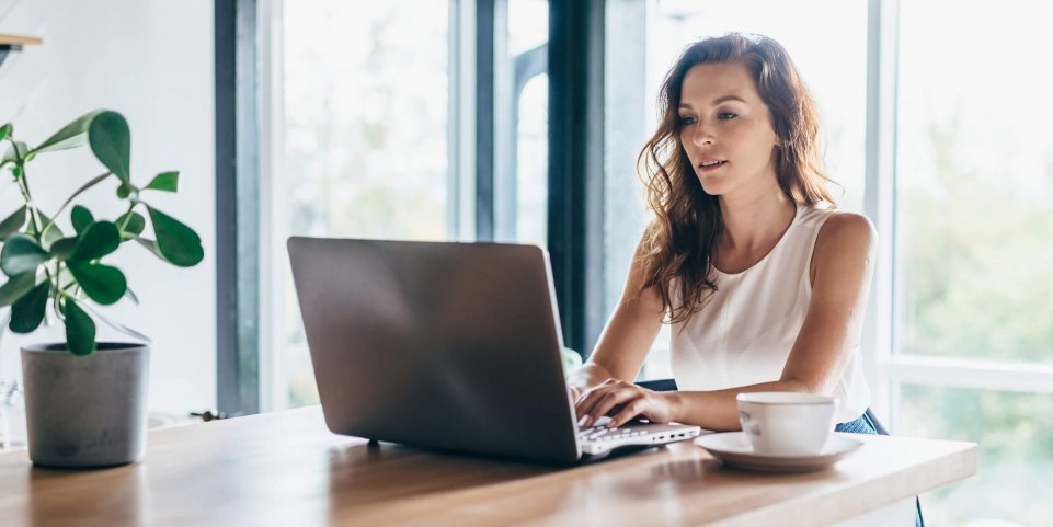 Jeune femme en télétravail