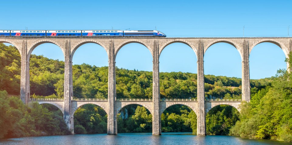 TGV circulant sur un viaduc en région Rhône-Alpes