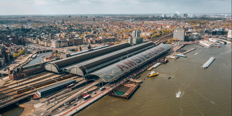 La gare centrale d'Amsterdam vue du ciel