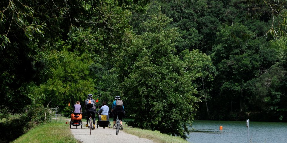 Vélo tourisme sur le chemin de Hallage qui suit la Mayenne, proche de Laval