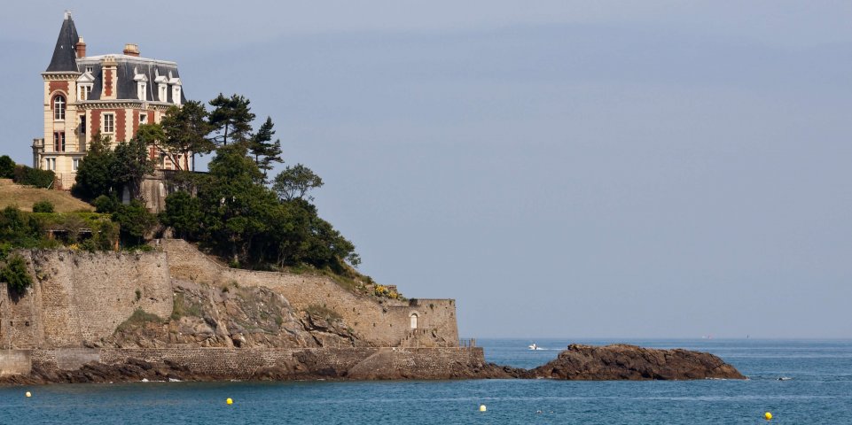 Mer, falaise et villa à Dinard