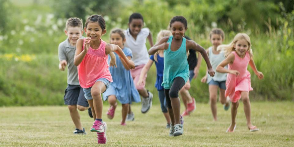 Un groupe d'enfants qui courent