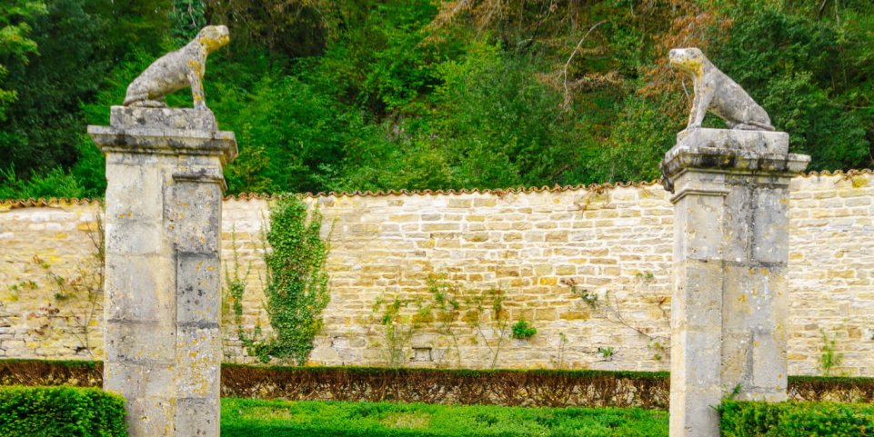 Entrée vers la foret à l'abbaye de Fontenay