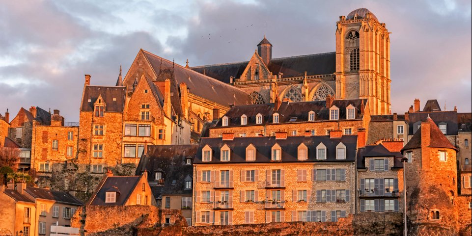 Vue sur Le Mans en soirée