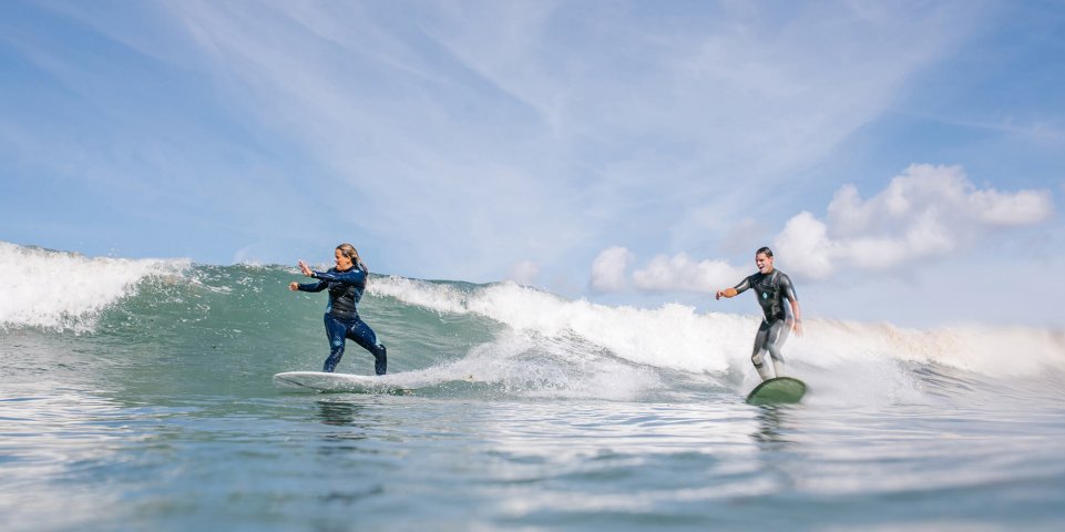 Surfeurs sur une vague en Bretagne