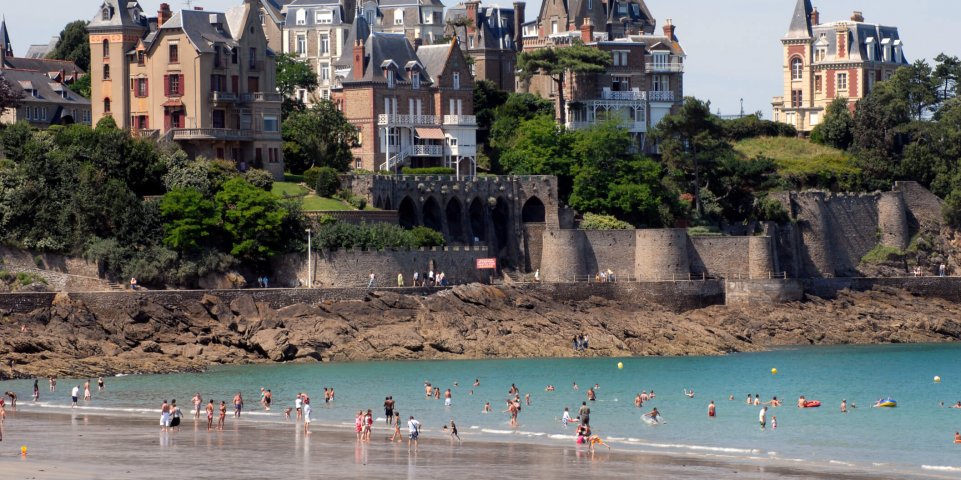 Les villas Belle Epoque et la plage de Dinard