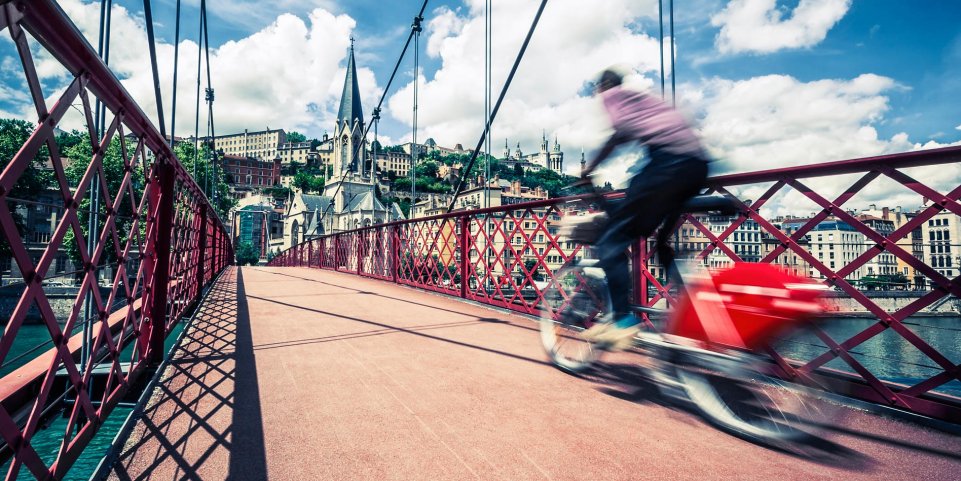 Vélo sur le pont à Lyon