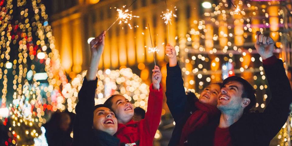 Famille qui s'amuse à Noël