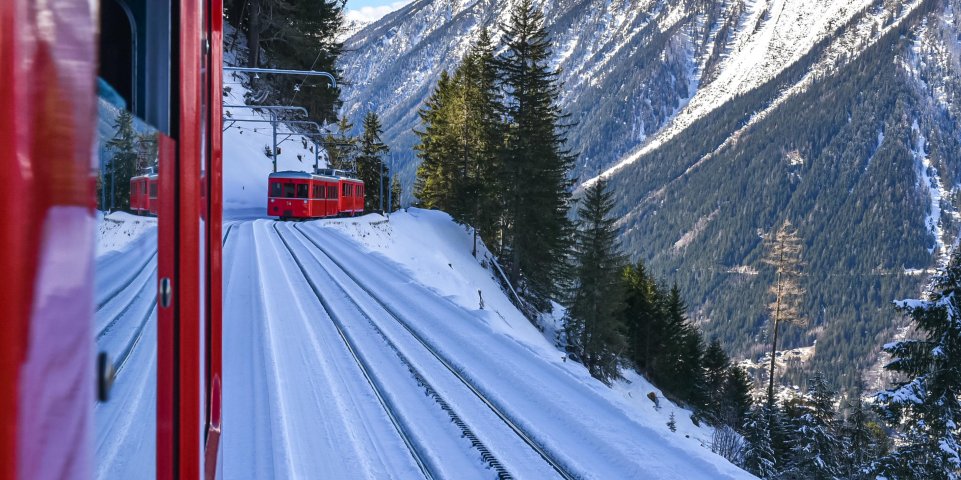 Le train "Mont-Blanc Express" l'hiver, dans la vallée de Chamonix