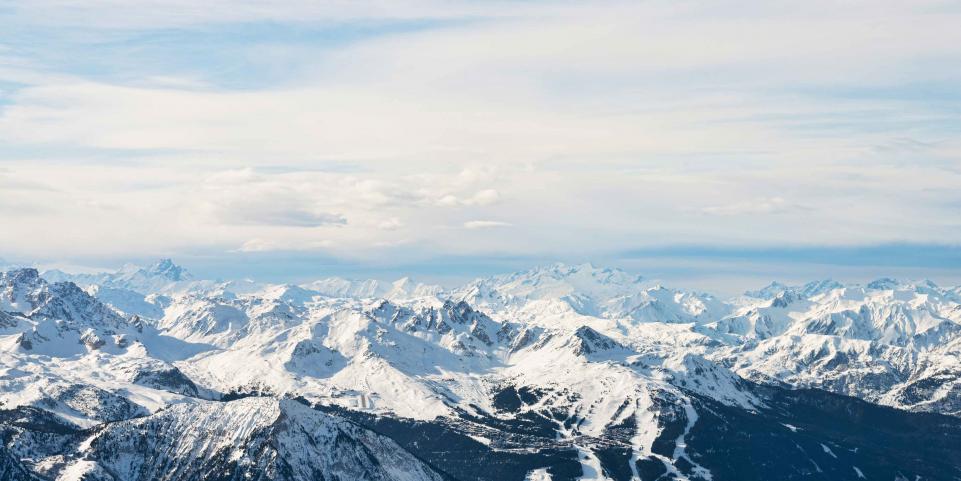 Sommets des montagnes enneigées aux Arcs