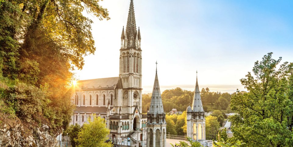 Basilique du Rosaire au coucher du soleil à Lourdes 