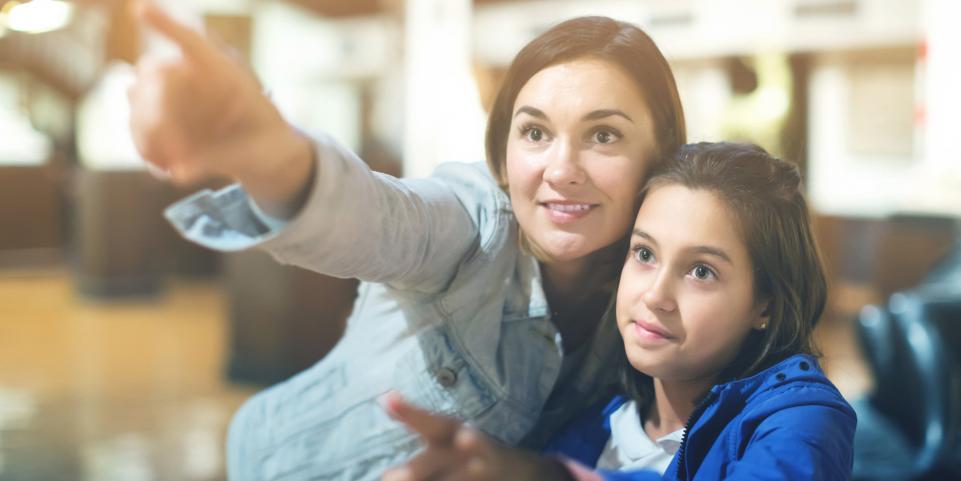 Femme enfant musée exposition visite