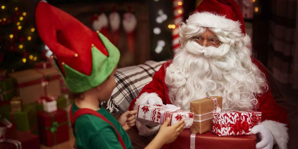 Père Noël donnant un cadeaux à un enfant