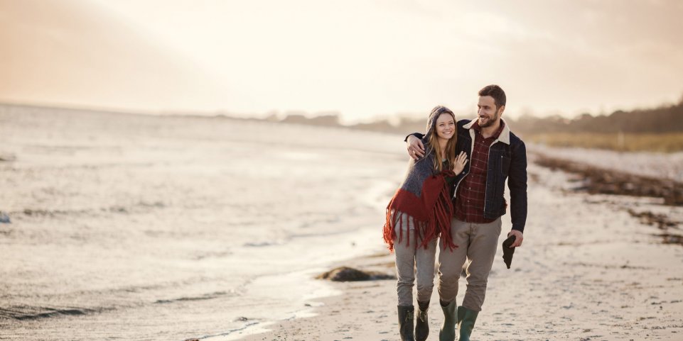 Couple sur une plage en hiver