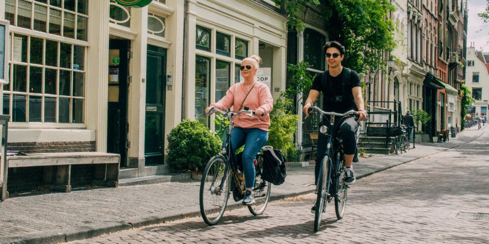 Couple en vélo à Amsterdam